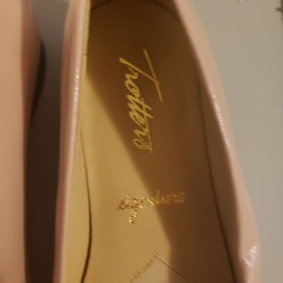 TROTTERS Signature cap toe beige ballet flat 
-beige patent cap toe
Size 6.5 W - Picture 4 of 8